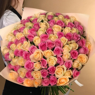 Букет из 101 кремовой и розовой розы (40 см)