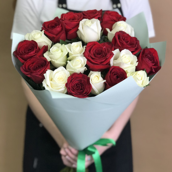 Розы Букет из красных и белых роз 21 шт. (60 см)