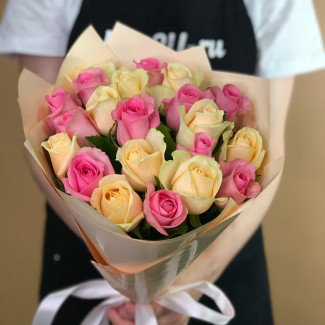 21 кремовая и розовая роза (60 см)