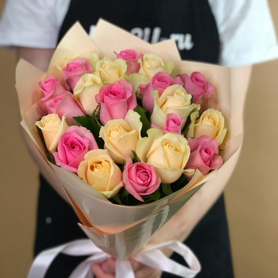 Розы Букет из кремовых и розовых роз 21 шт. (70 см)
