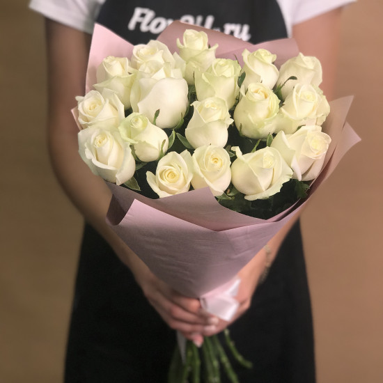 Мосцветторг - Букет 19 белых кустовых роз