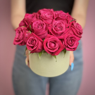 Малиновые розы в шляпной коробке XS