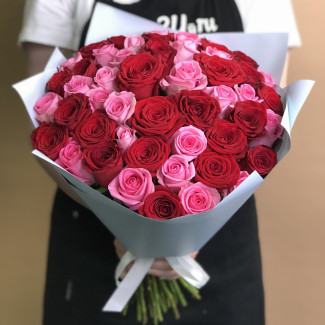 Букет из 51 красной и розовой розы (50 см)