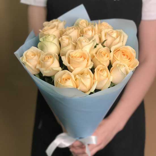 Розы Букет из 19 кремовых роз (60 см)