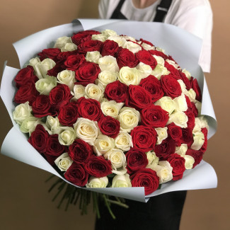 Букет из 101 красной и белой розы (50 см)