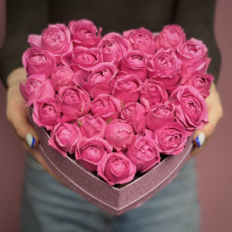 Малиновые кустовые пионовидные розы Сердце "L"