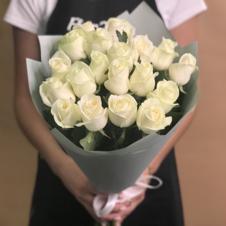 Букет из 19 белых роз (60 см)