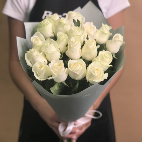 Розы Букет из 19 белых роз (60 см)