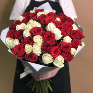 Букет из 51 красной и белой розы (50 см)