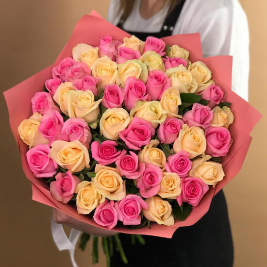 Розы Букет из кремовых и розовых роз 51 шт. (50 см)