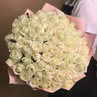Букет из 71 белой розы (50 см)