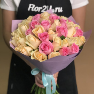 41 кремовая и розовая роза (40 см)