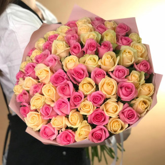 Букет из 71 кремовой и розовой розы (60 см)