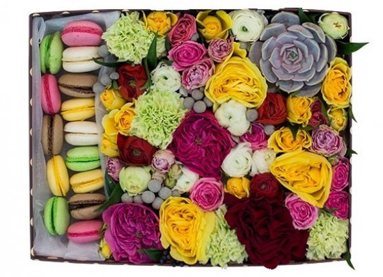 Кондитерские изделия Коробка с цветами и макарони