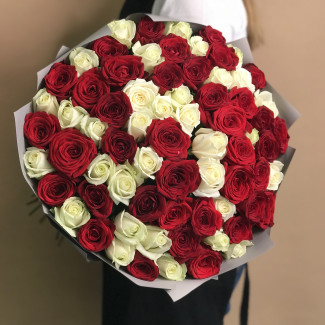 71 красная и белая роза (50 см)