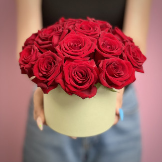 Красные розы в шляпной коробке XS