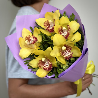 Букет из 5 желтых орхидей
