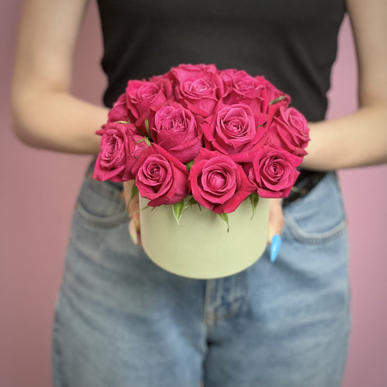 Букеты из роз Малиновые розы в шляпной коробке XS