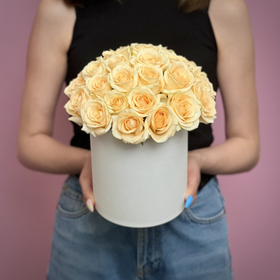 Цветы в коробке Кремовые розы в шляпной коробке М