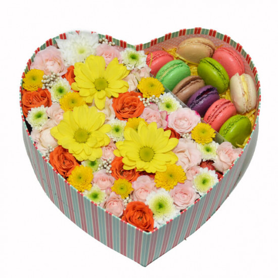 Кондитерские изделия Макаруны с цветами в коробке