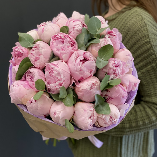 Пионы Букет из 25 розовых пионов с зеленью
