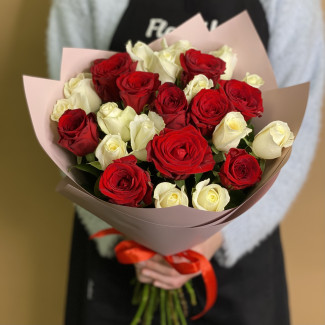 25 красных и белых роз (50 см)
