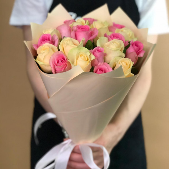 Розы Букет из кремовых и розовых роз 21 шт. (60 см)