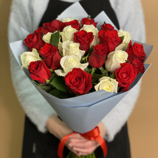 25 красных и белых роз (60 см)