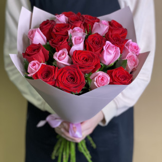 25 красных и розовых роз (40 см)