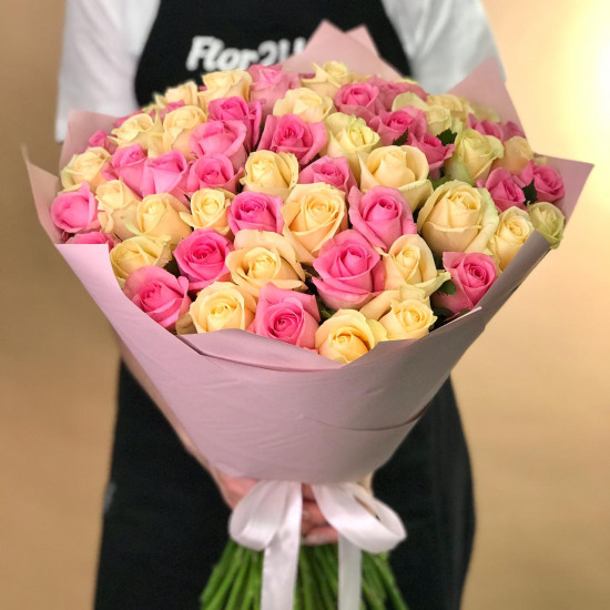 Розы Букет из кремовых и розовых роз 71 шт. (70 см)