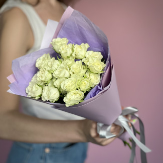 Кустовая роза Букет из 7 кустовых белых роз