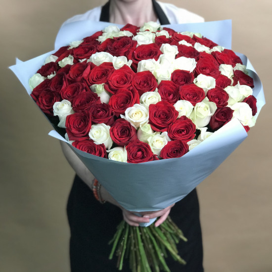 Розы Букет из красных и белых роз 101 шт. (70 см)