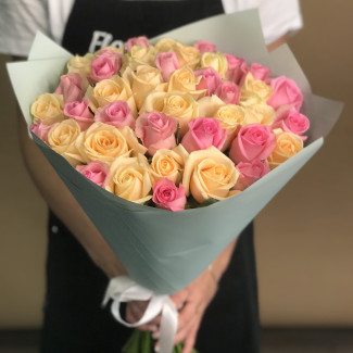 41 кремовая и розовая роза (60 см)