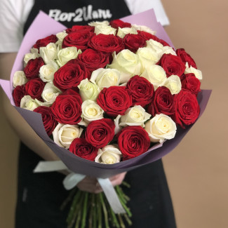 Букет из 51 красной и белой розы (70 см)