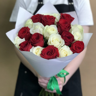 21 красная и белая роза 40 см