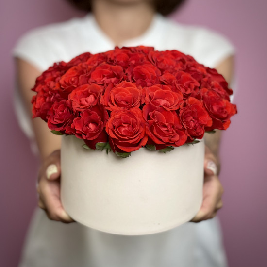 Букеты из роз Красные розы Эльторо в шляпной коробке S
