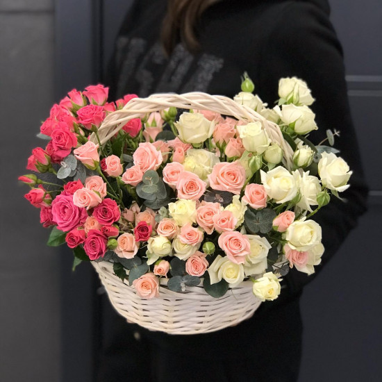 Букеты из роз Корзина с цветами Афина