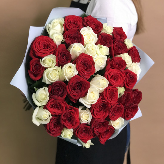 Розы Букет из красных и белых роз 51 шт. (40 см)