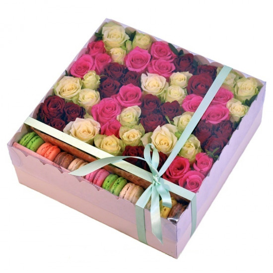Кондитерские изделия 51 роза в коробке и макаруны