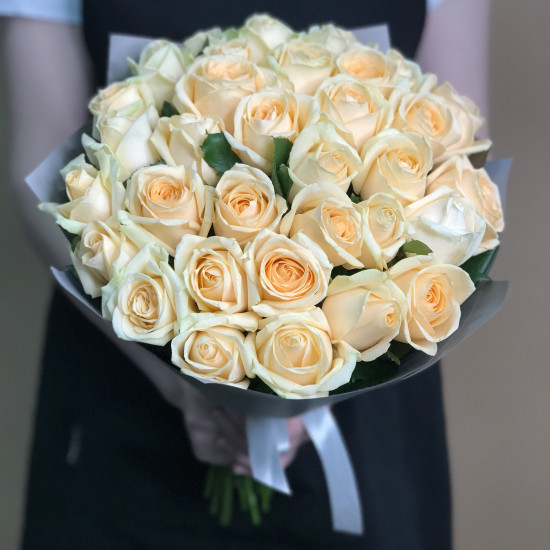 Розы Букет из 33 кремовых роз (40 см)