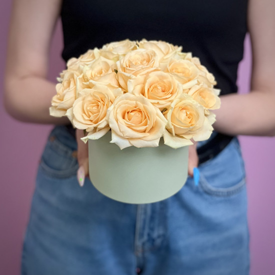 Букеты из роз Кремовые розы в шляпной коробке XS