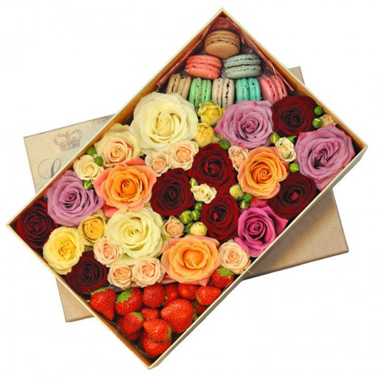 Кондитерские изделия Цветы с клубникой и макарунами