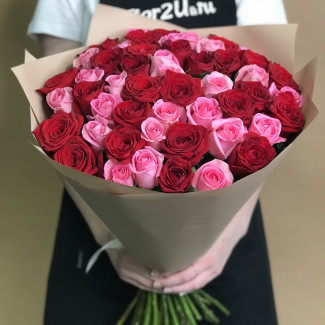 Букет из красных и розовых роз 51 шт. (60 см)