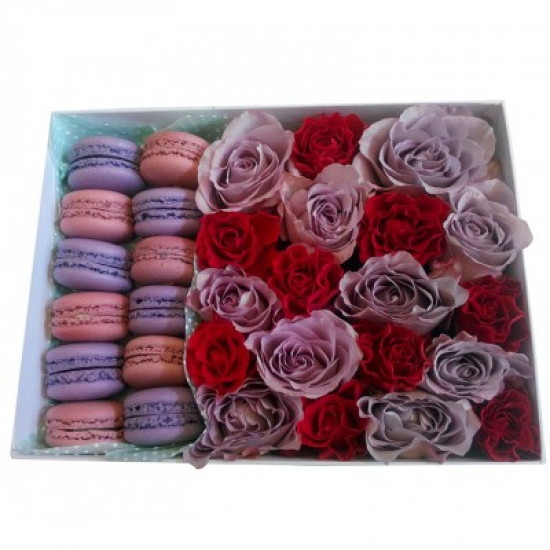Кондитерские изделия Макаронс с цветами в коробке