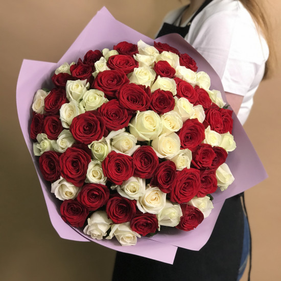Розы Букет из красных и белых роз 71 шт. (60 см)