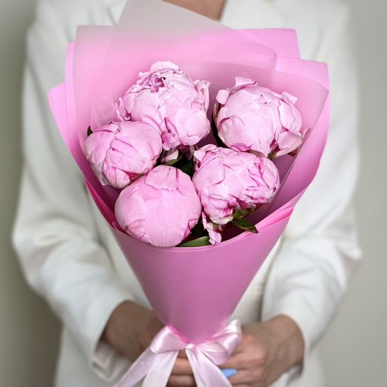 Букет из 5 розовых пионов купить с доставкой в Москве