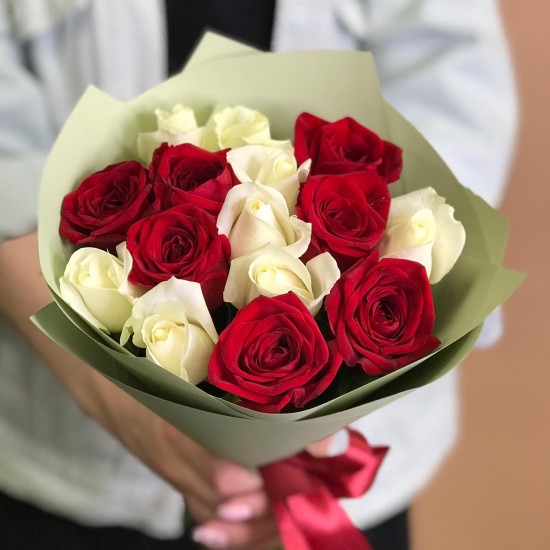 Розы Букет из красных и белых роз 15 шт. (70 см)