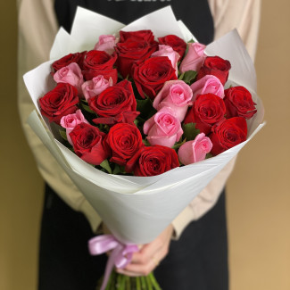 25 красных и розовых роз (60 см)