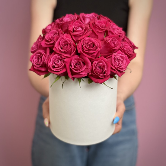 Цветы в коробке Малиновые розы в шляпной коробке М