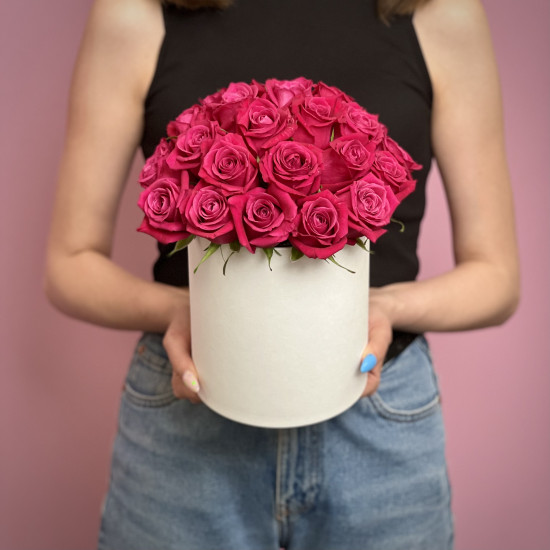 Цветы в коробке Малиновые розы в шляпной коробке М